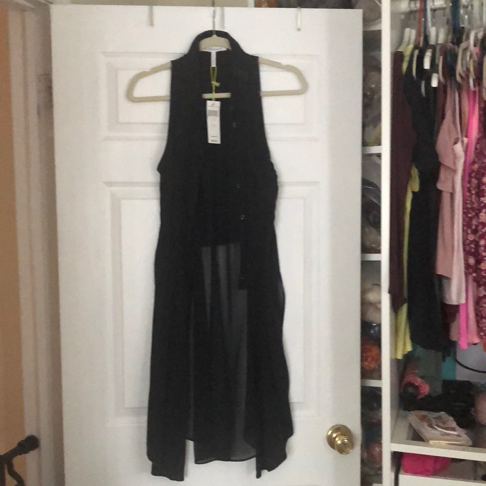 Black sleeveless tunic button down side slits